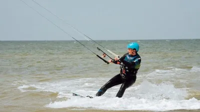 Sarah - beginner kitesurf student riding independently in Dakhla